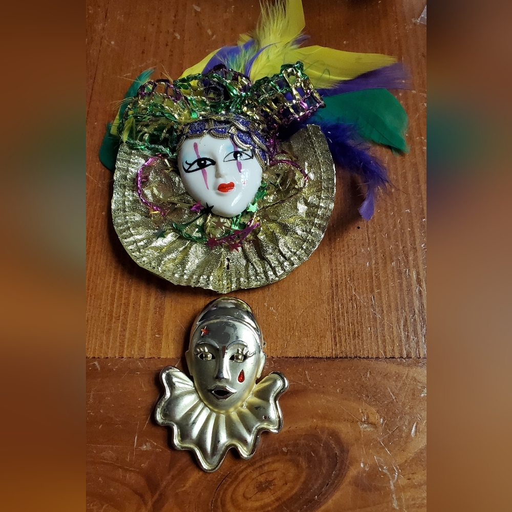 Pierrot Clown Face Gold Tone Brooch Pin And Porcelain Mardi Gras Mask Feathers